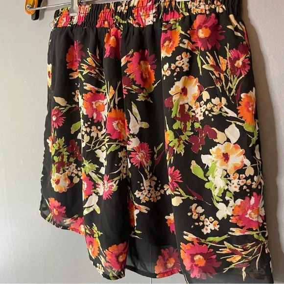 Dee Elly Floral Black Women's Shorts size medium - Picture 5 of 7